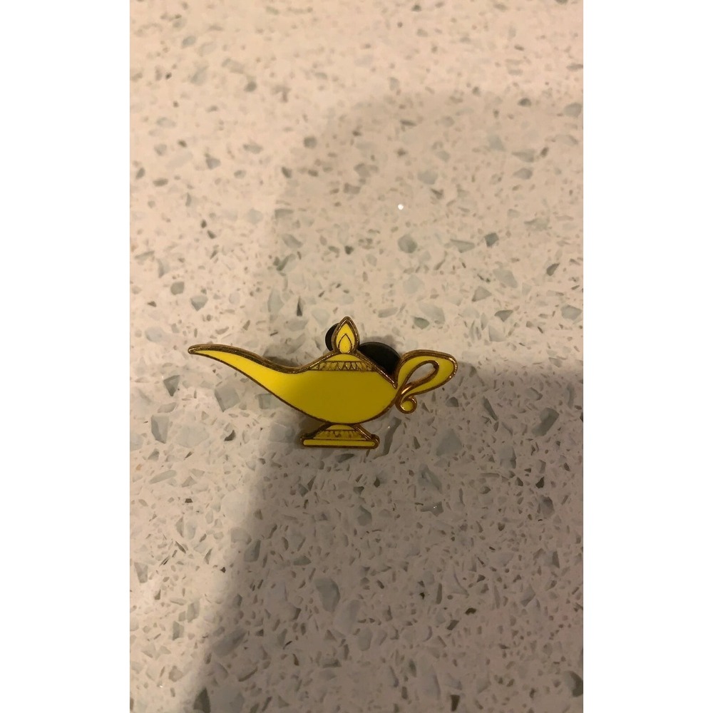 Disney pin Aladdin magic lamp